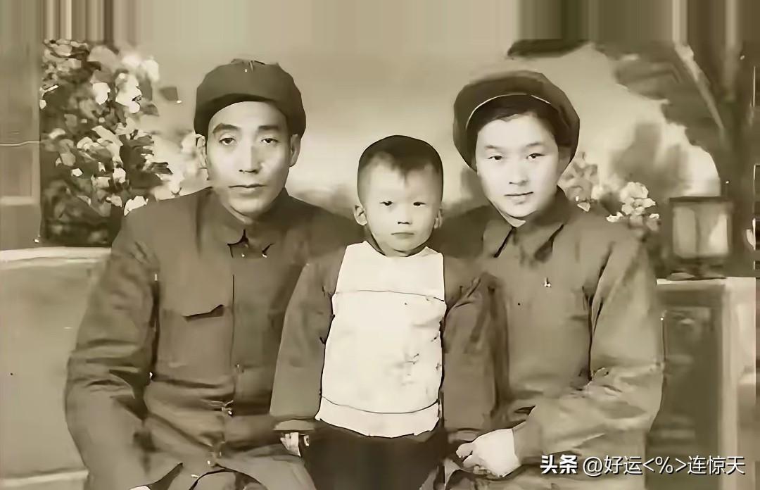 1952年9月，志愿军铁道三师师长黄振荣回国参加国庆三周年庆典，就医时结识女军医