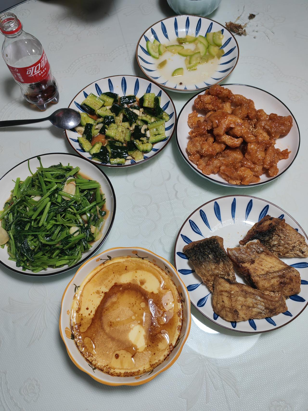 不知道是运气好，还是有什么窍门，反正昨晚那两只粘在一起的碗，被我暴力分开了。
