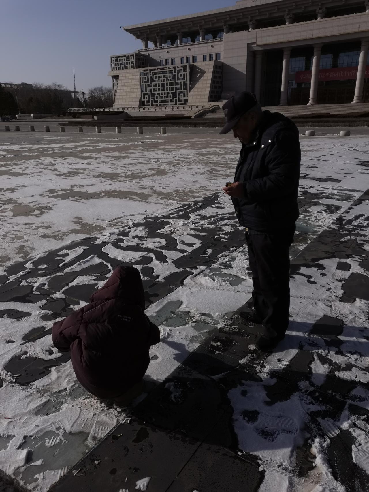 冬日生活打卡季昨天下了一场小雪，我去广场溜弯儿，看见一个小朋友和大人在雪地上放小