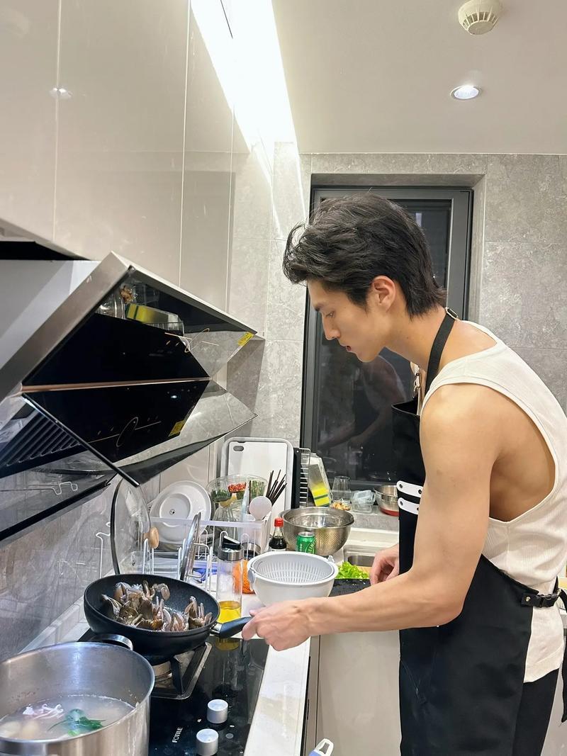 您怎么看家庭煮夫?我们小区同一个单元有个三十多岁的男的，整天不上班，接送孩子陪孩