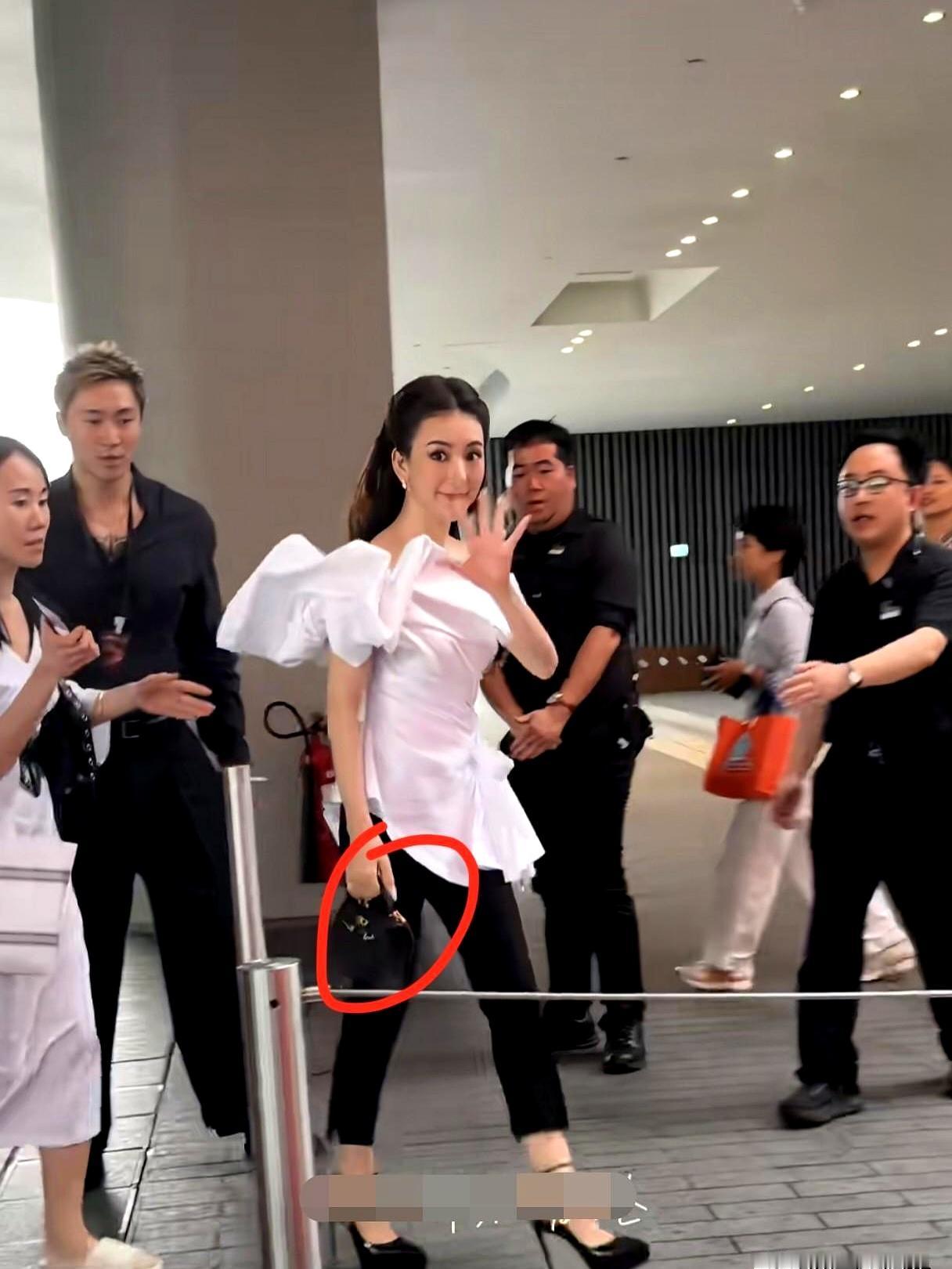“长得美，也会被衣服‘背刺’。”当方媛出席时尚活动时，白色中短抹胸叠在肩线，黑色