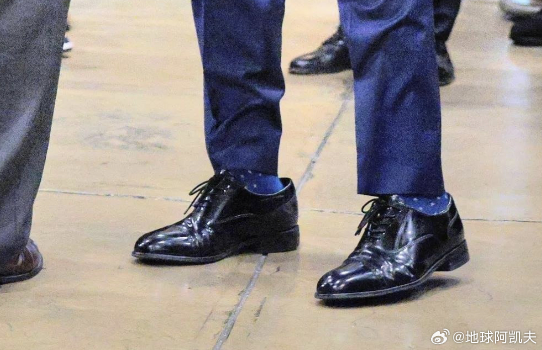 ‼️据报道，特朗普为盟友购买了145美元的Florsheim鞋作为忠诚礼物，并猜