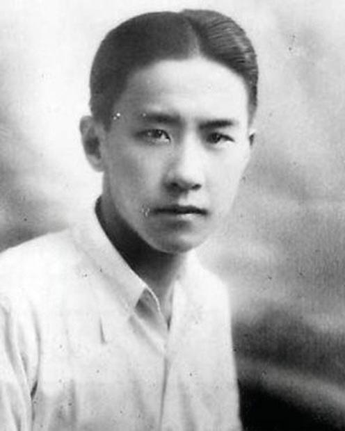 袁世凯治家严格，每日进餐全家必须同桌，所有人不得随意说话、不得随意离开。
 
吃