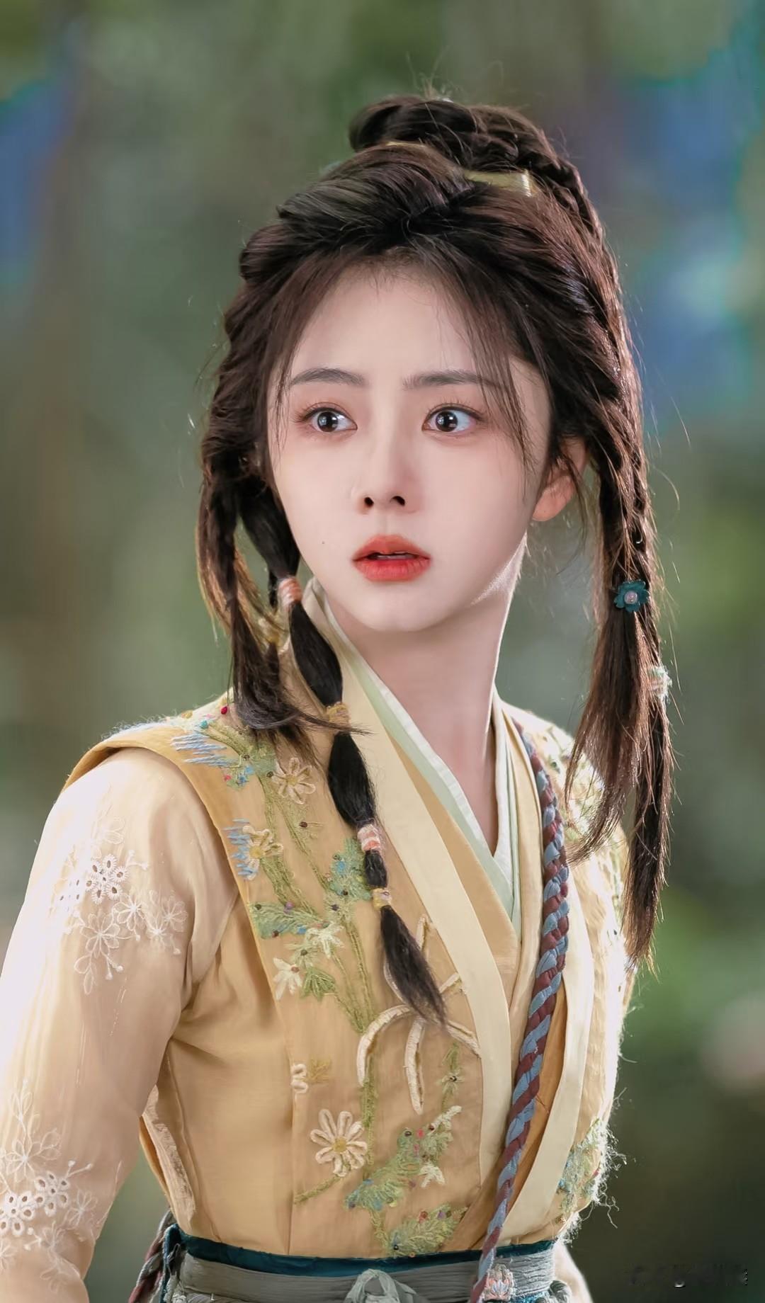 谭松韵，她最吸引人的是性格。在复杂的娱乐圈里，她很善良和真实，这真的很难得。我还