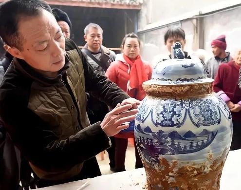 2016年，四川简阳一农民在迁祖坟时，挖出了一个装有祖先骨骸的青花瓷将军罐！专家