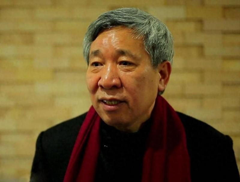 1981年底，提干失败的解放军阎连科办好退伍证后回了老家嵩县。就在火车要开的前几