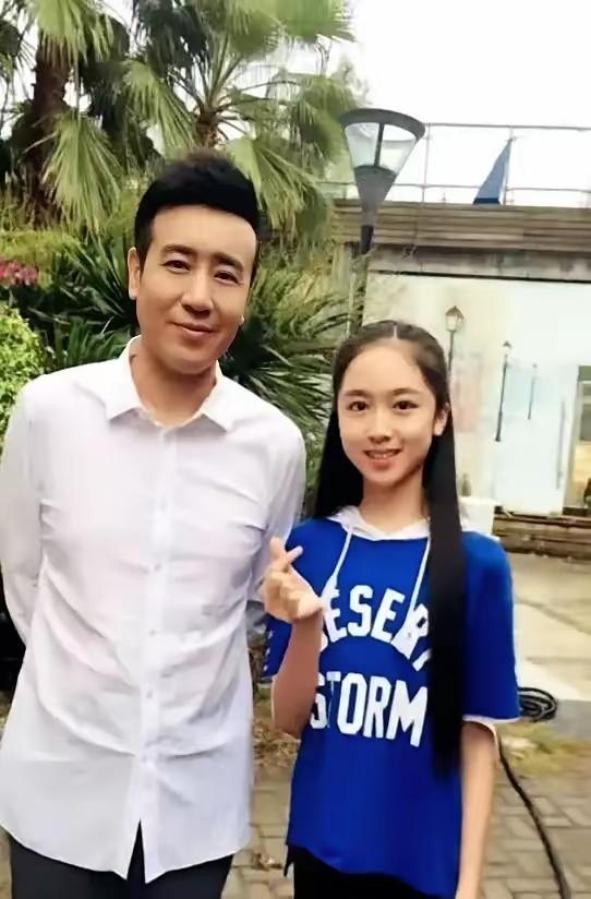 图里的女孩有人说是他女儿，好像不是于和伟的亲女儿吧，看着像是在《沉默的荣耀》里演