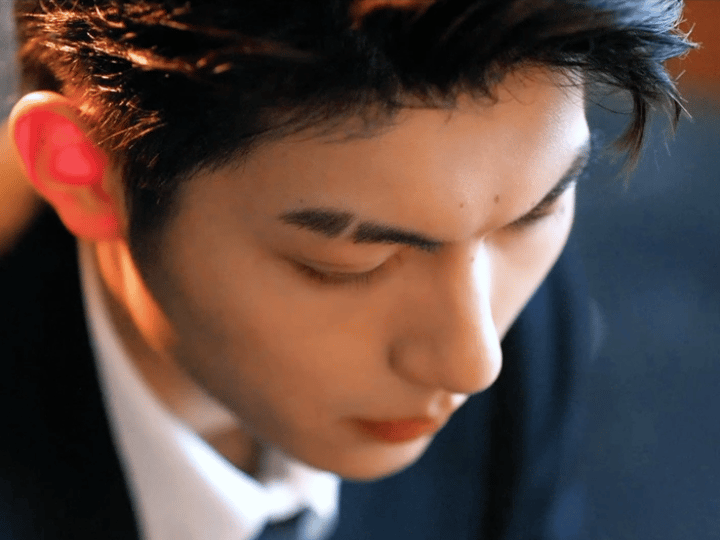 樊治欣新剧顶着疯批脸做裙下臣樊治欣这张脸真的太适合演疯批了，嘴上说着狠话眼神却温