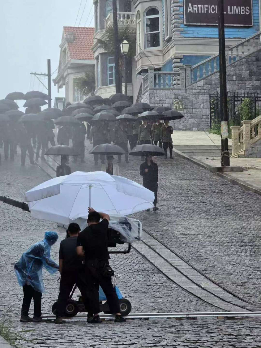 张康乐四十七雨中撑伞路透张康乐四十七雨中对峙路透 张康乐四十七雨中撑伞路透，bk