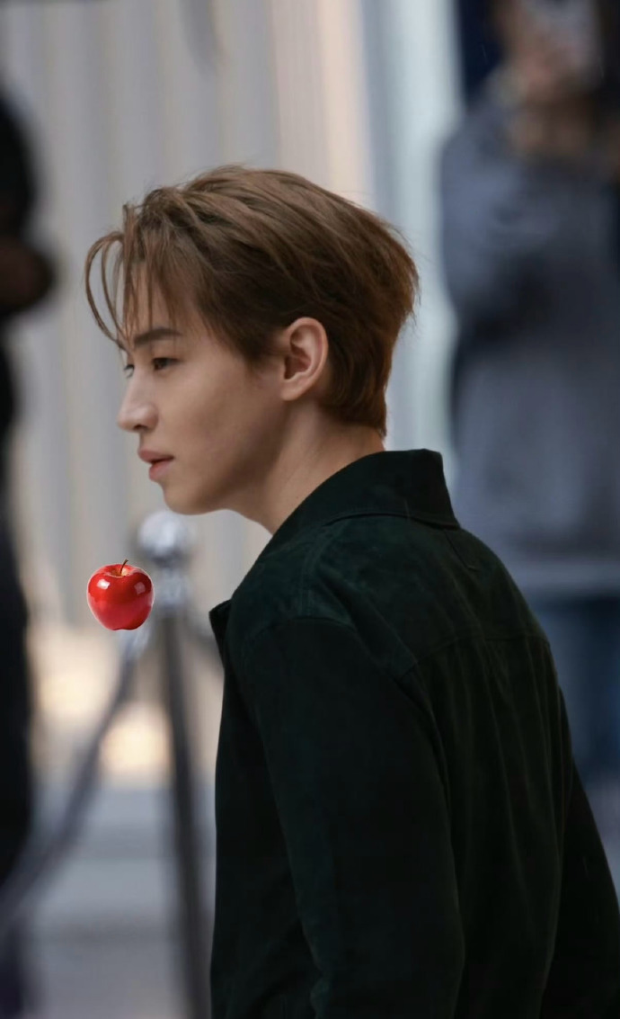 Henry南京活动人气  救命，雨天和Henry的线下见面氛围感拉满，粉丝冒雨奔