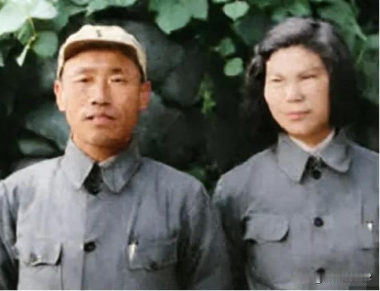 1943年叛徒邢仁甫与姘头合影，面孔温和无害，骨子里全是贪婪野心
 
留存至今的