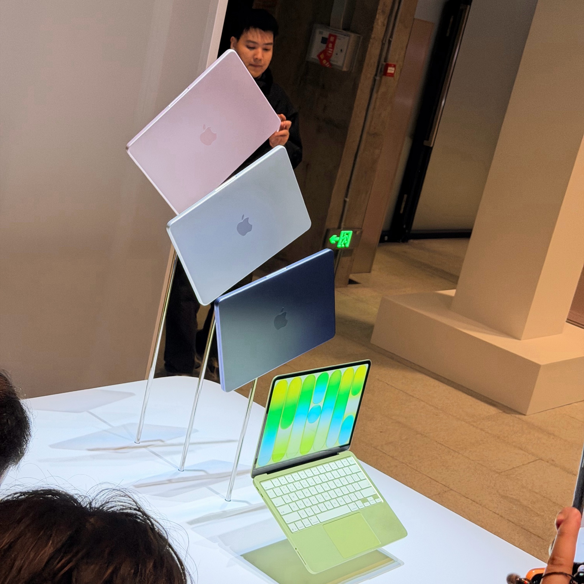 颜值颜色是好看，但这个配置…真的有点劝退了，8GB内存，4599元起的MacBo