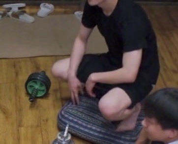 想要按住莲莲的膝盖 