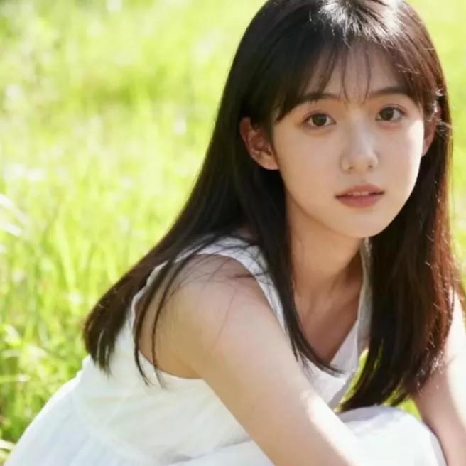 阳光洒落，少女静坐绿草间，宛如童话般宁静。自然清新美少女 阳光白裙少女 自然甜系
