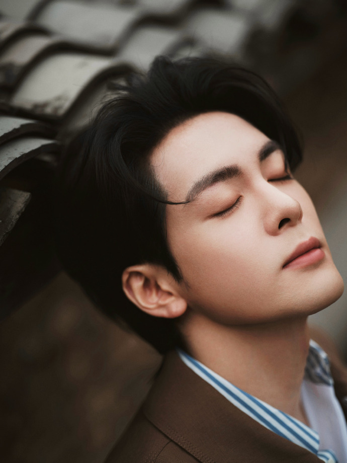 曾舜晞唇红齿白少年郎曾舜晞出场啊声一片 卡其色套装穿出了校草既视感 