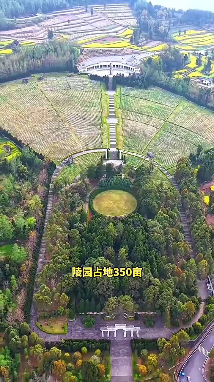 这是中国最悲痛的烈士陵园，也是全国唯一由红军为牺牲战友亲手修建的陵园。两万多个年