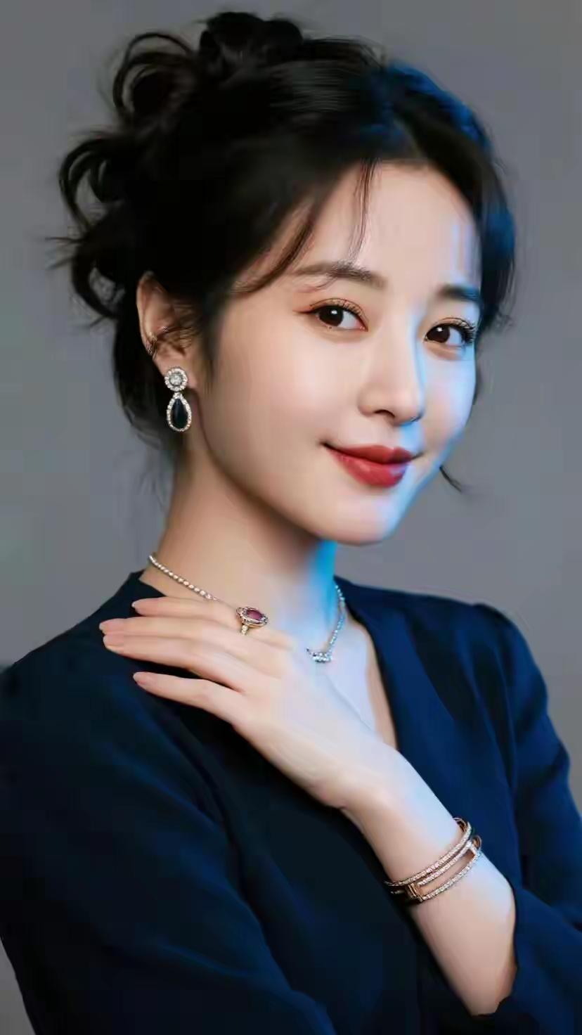 优雅气质，珠宝闪耀，完美妆容，时尚穿搭🌟💝🌴