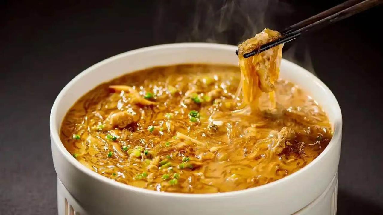 礼拜一的沙蒜豆面

文/韩娜

七月的雨斜过观前街
在青石板上弹奏
礼拜一的慢板