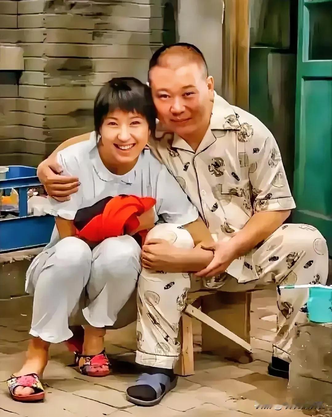 瞧这张剧照，这是《小房东》里演夫妻的那俩演员嘛。看着特别眼熟，就是一时想不起来叫