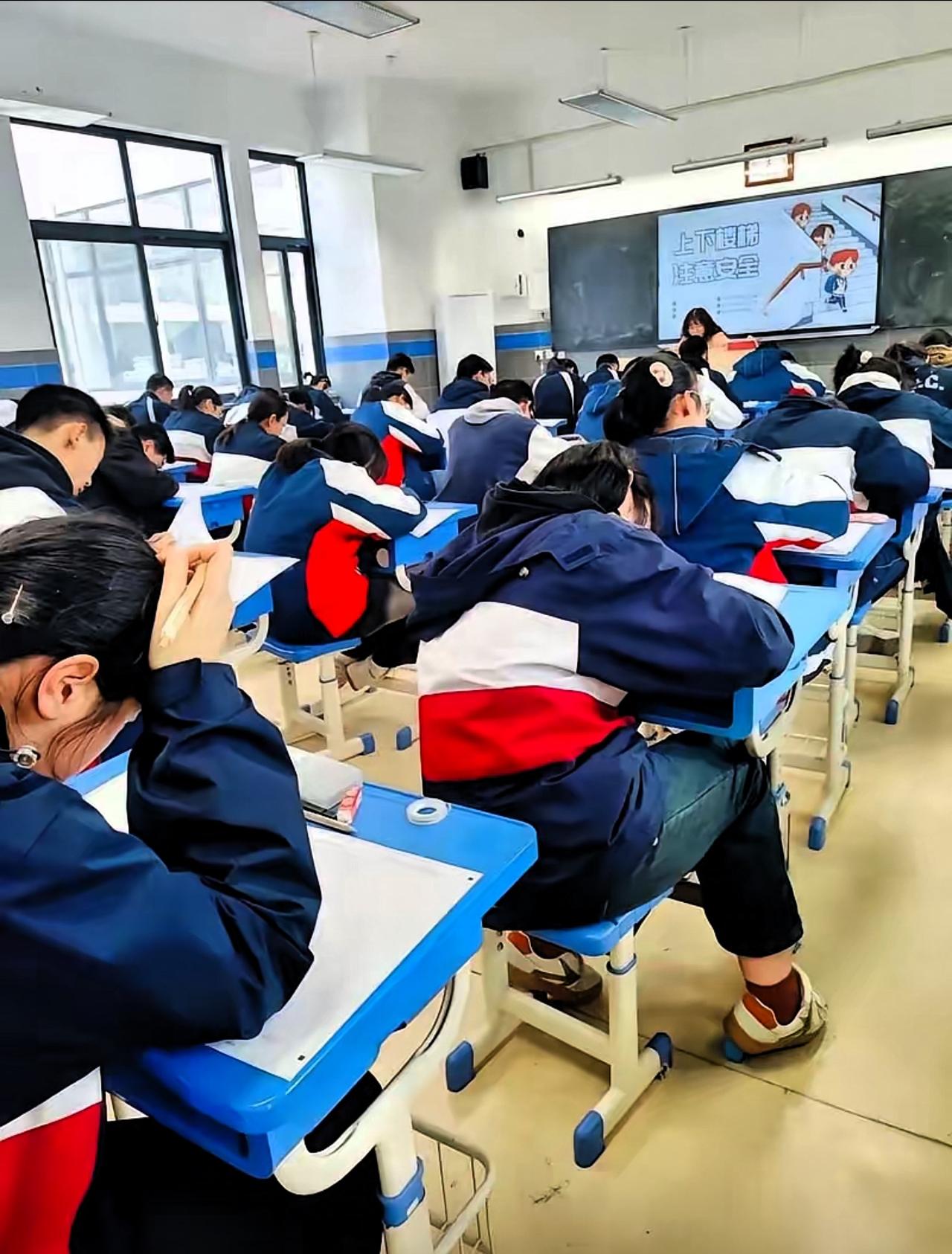 女儿是高中老师，她监考时发现一个男生作弊，只是不动声色地拍了拍他。没想到考试结束