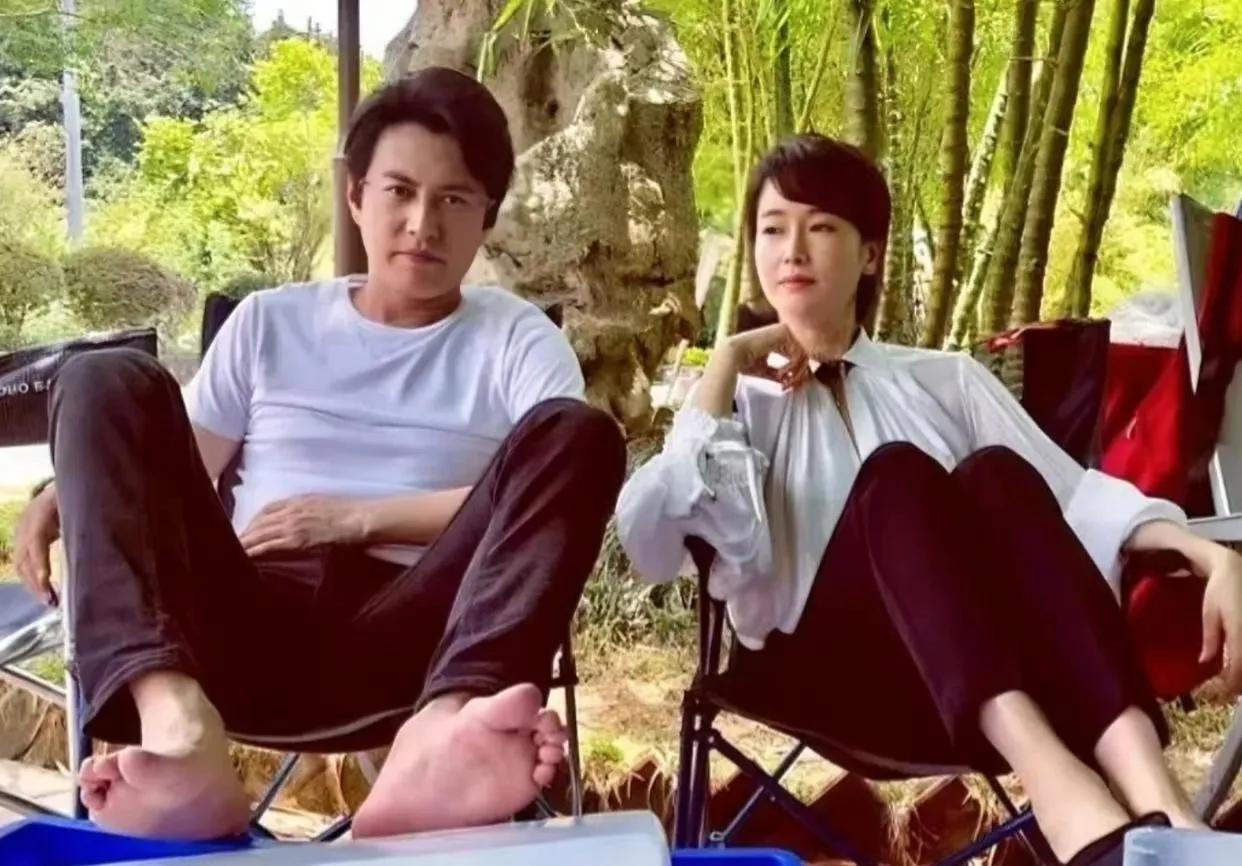 男神靳东只有在左小青这样的女神面前，才会这么搞怪卖萌，二人就像惺惺相惜的英雄和美