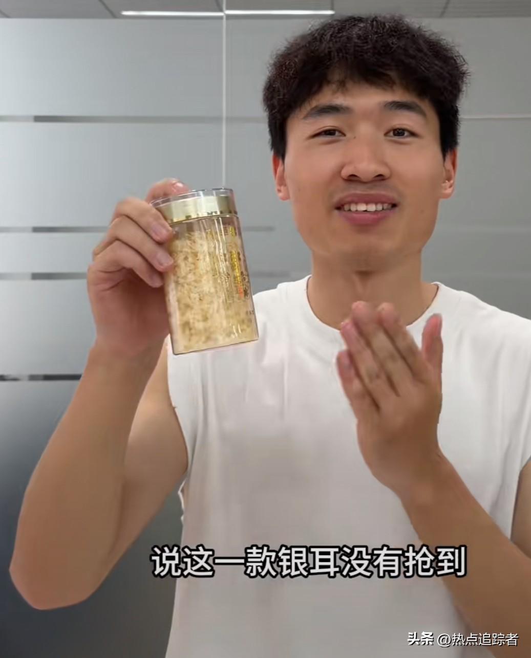 今天下午，谢浩男的好友海军更新了一则视频。视频里，海军说上次他们带货的一款银耳，