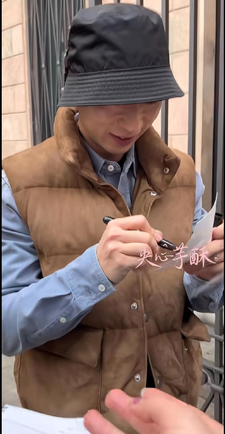 马龙：永远把粉丝放在心上
 
巴黎街头的温暖一幕，马龙耐心给每一位等候的粉丝签名