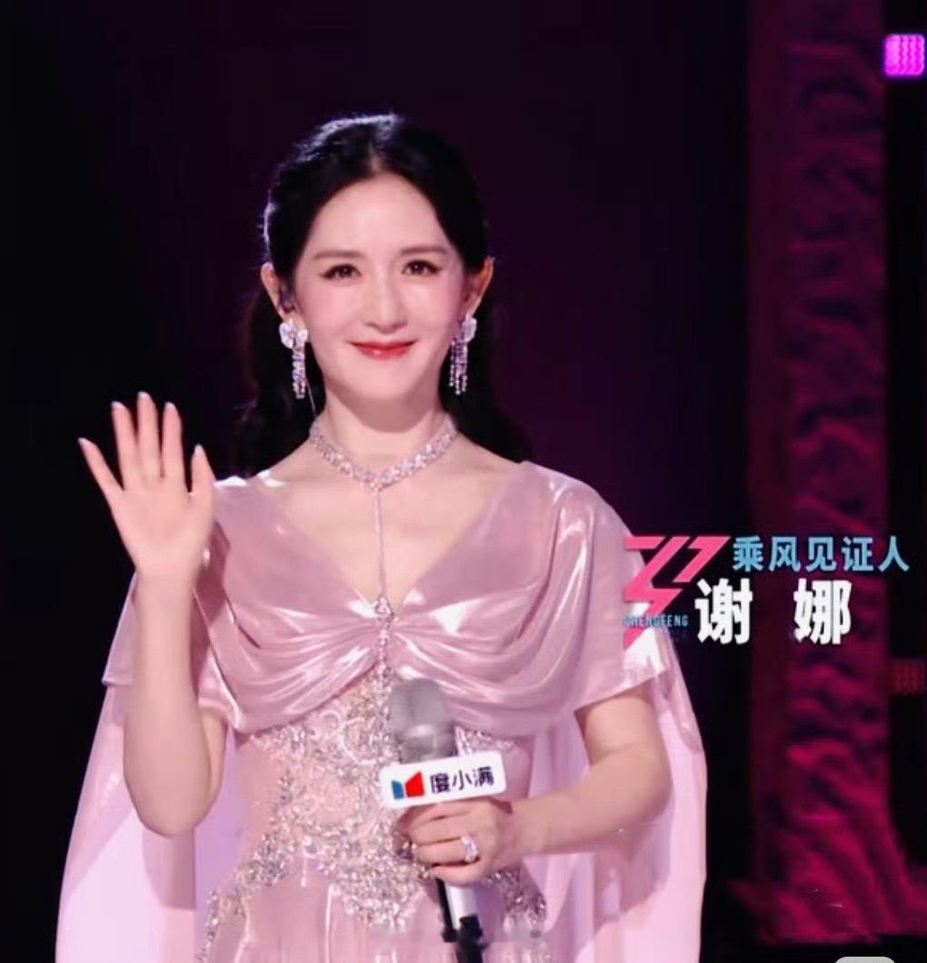 我以前觉得她的搞笑能力超强，主持不是她强项。昨晚看直播，既定的口播是有提词器的，