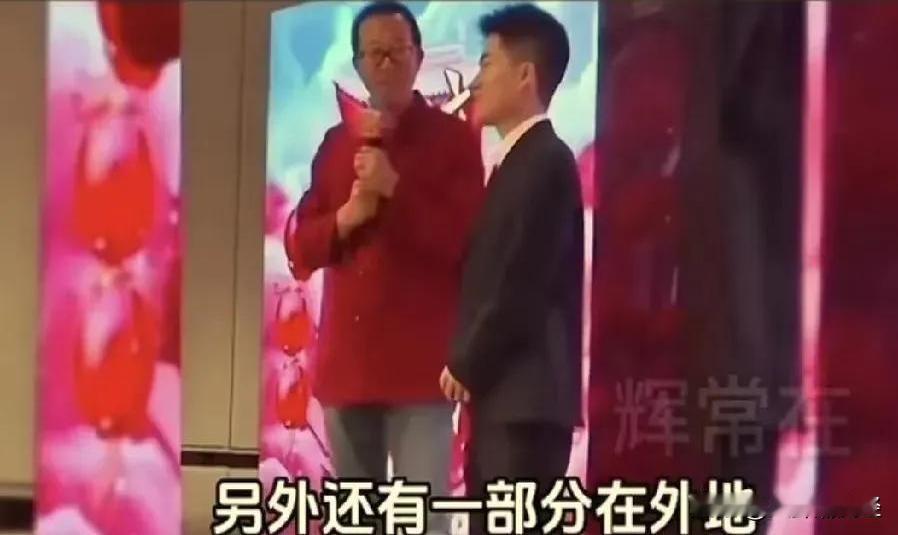 俞敏洪在新东方年会上专门邀请董宇辉上台，当着所有员工的面说了一句：“今天叫他来就