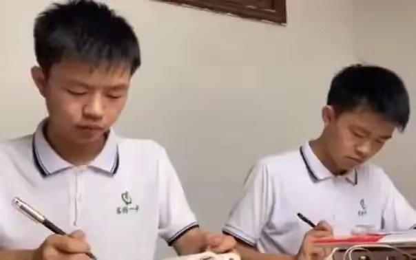 一个县城做清洁工的母亲，靠着扫大街微薄收入。把双胞儿子送进清华和北大。

很多人