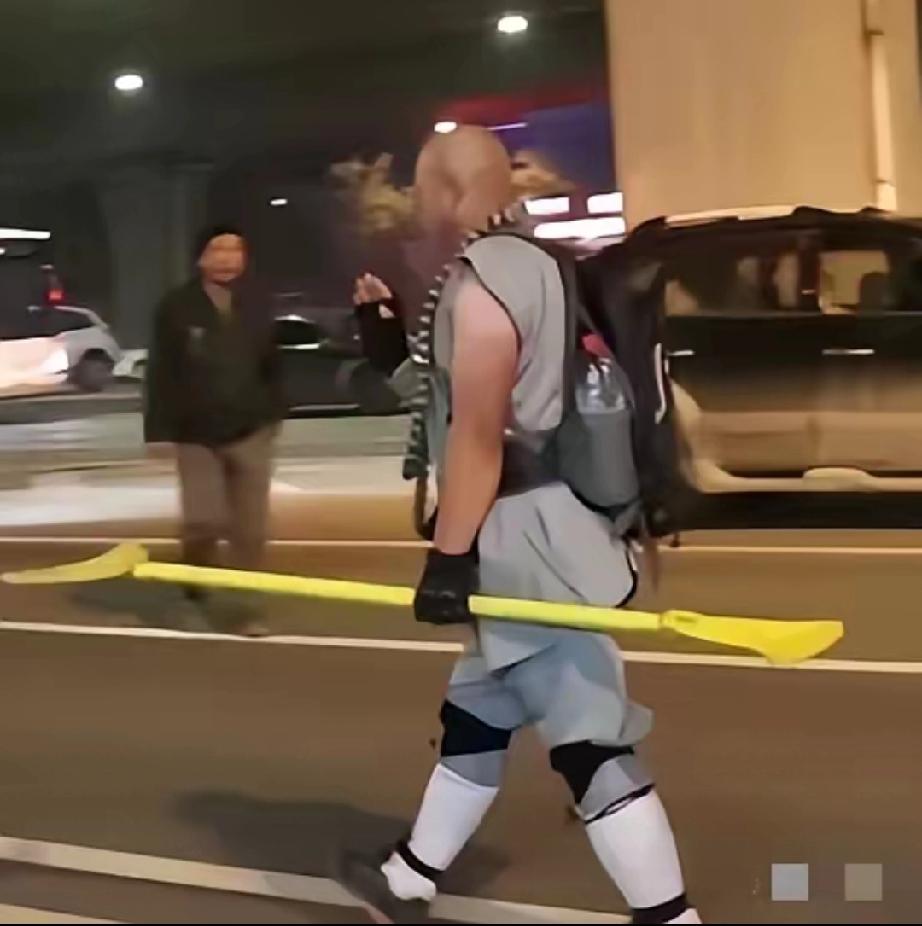 这个和尚，凭一己之力降低了山西的犯罪率。每天半夜他都准时出现在一条街上。光头，身