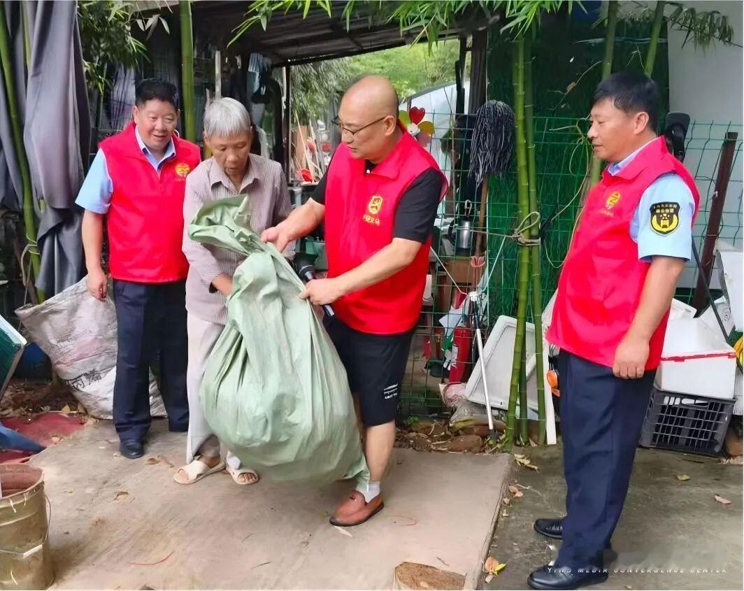 义乌中外同心迎战台风白海豚暴雨骤至，情谊不减。在义乌的街巷、市场、社区，中国街坊