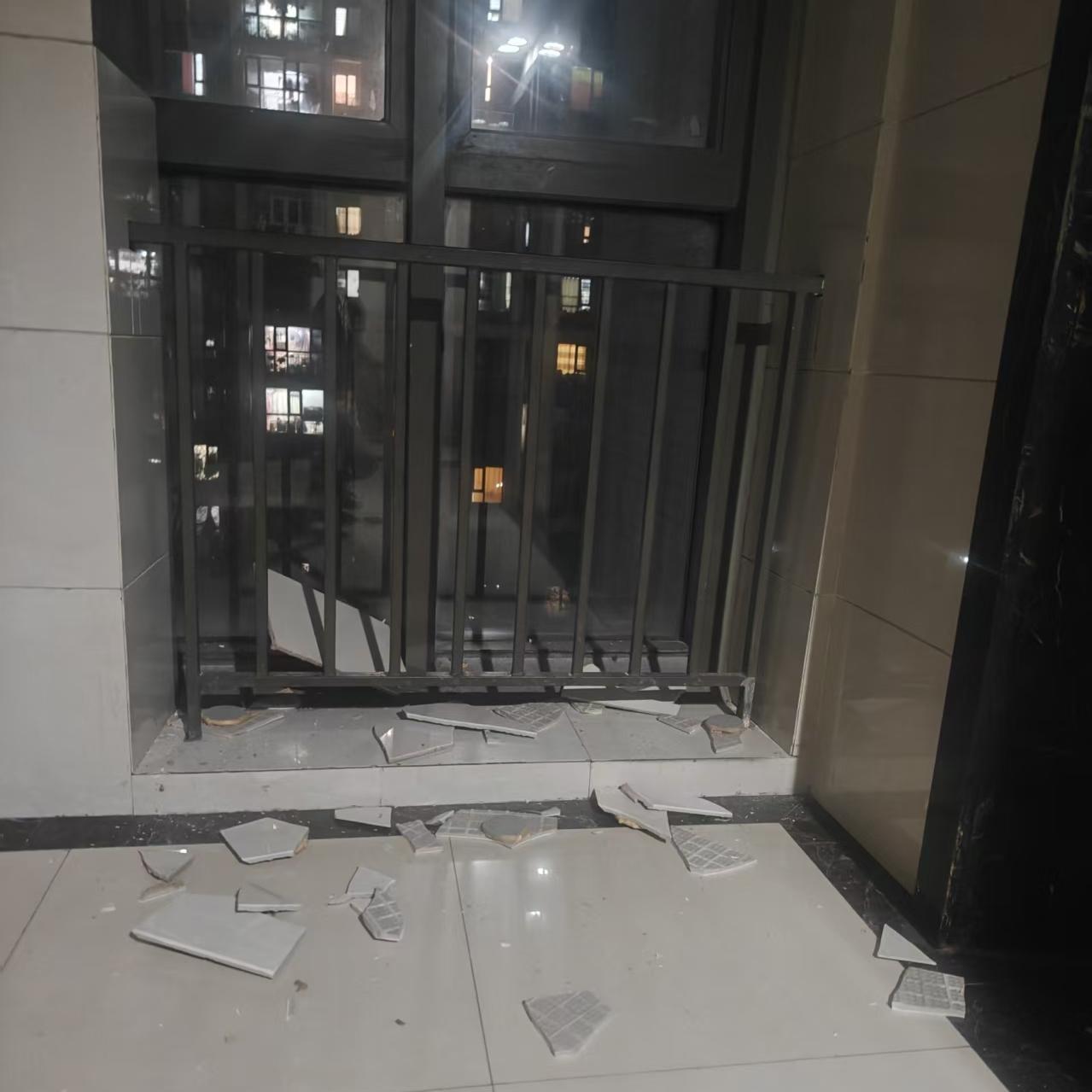 这大风也太猛了吧
刚躺床上
就听到霹雳啪里一阵响
不知道是什么原因
就出门查看了