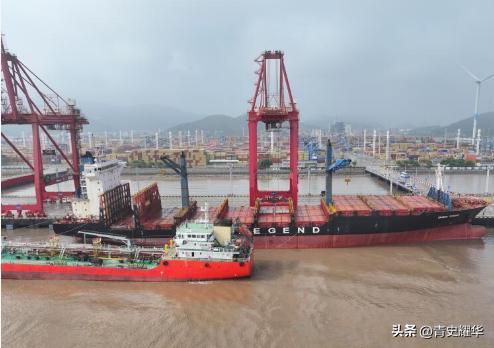 新加坡急了！
 
8月15日晚，海杰航运“迪拜塔”号集装箱船驶离宁波舟山港，经北
