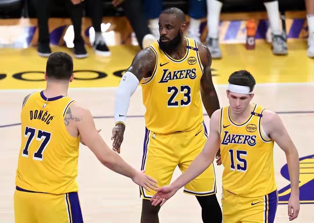 太丢人了吧！半场湖人队52-66太阳队，看看球员得分数据！

东契奇，17投10