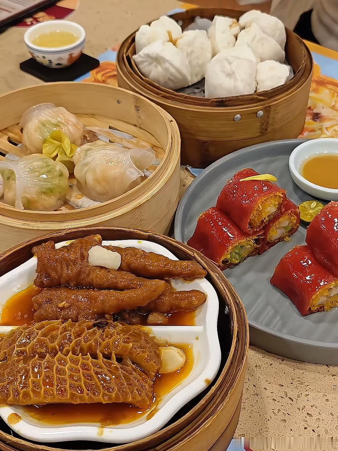 早上出发的早，到现在还饿着肚子，找了个不错的茶楼吃个早餐先，朋友们等我回来黄金金