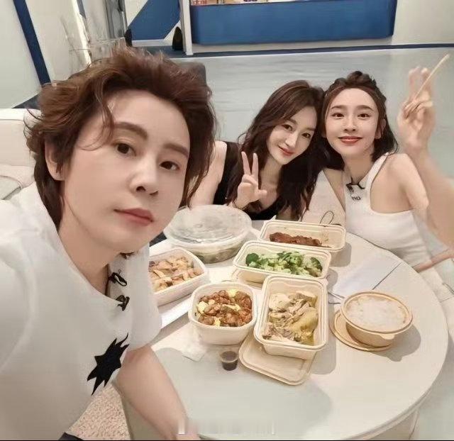 李小冉 好想看我们的二创李小冉在线喊话求投票！就问心愿便利贴二创谁不想看哇！冉姐