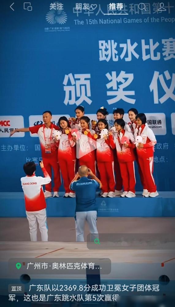 何教练亲自帮婵宝捡礼物装礼物。昨晚那场面可太热闹了，婵宝往场边一站，观众席的横幅