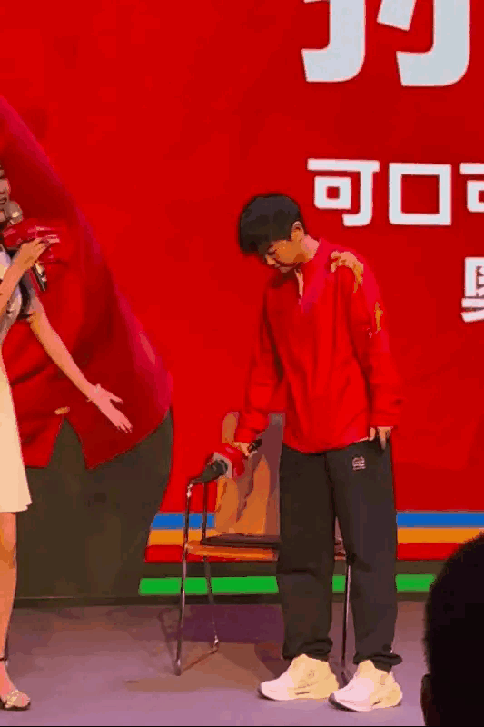 莎莎回到北京参加见面会了
莎局气场满满
这种贴脸开大的照片
莎局依然淡定
要是她