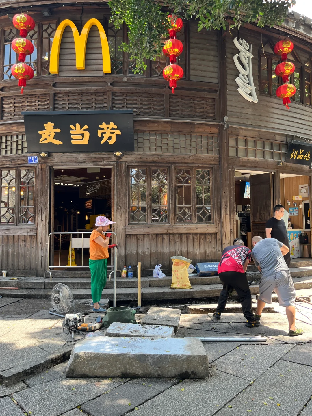 随拍｜吉庇巷的石板路和南洋楹