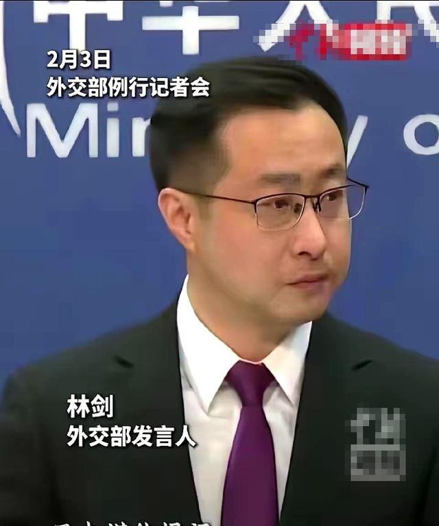 外交部记者会，一个日本记者拿到了话筒，整个人的腰板都挺得笔直。他清了清嗓子，对着