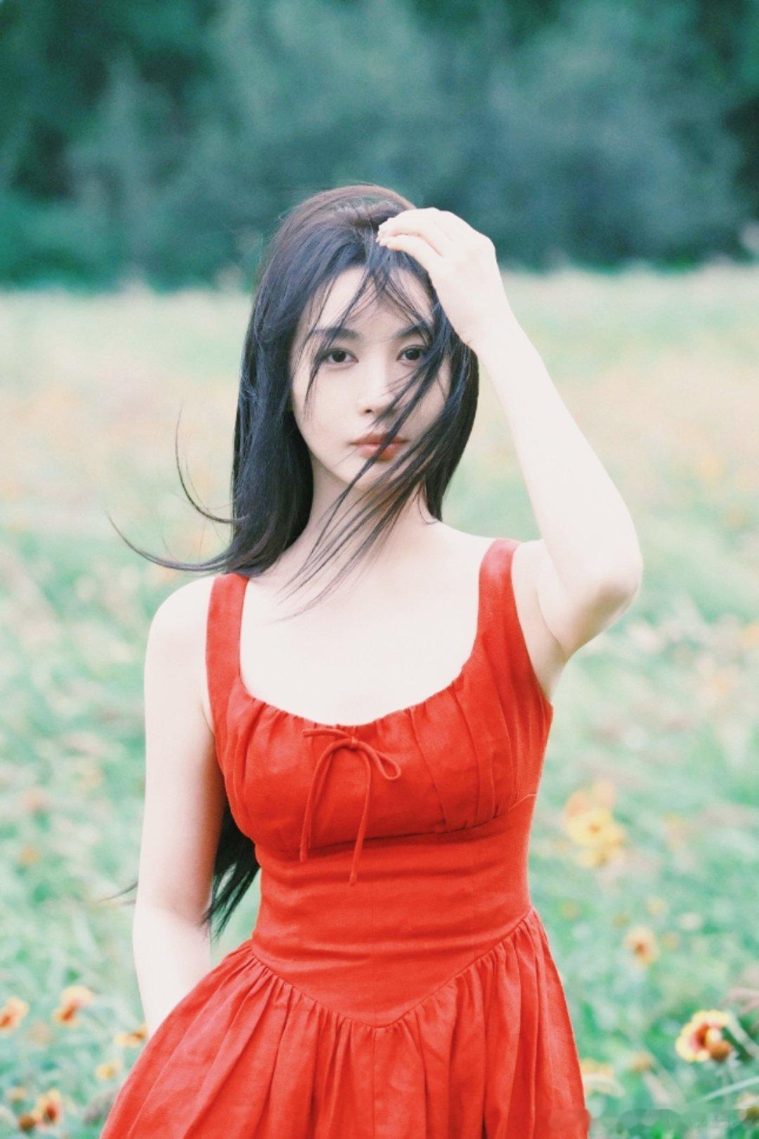 李菲儿美得好有生命力李菲儿生日红裙的美不是刻意的精致，是像风一样自在的松弛感，这