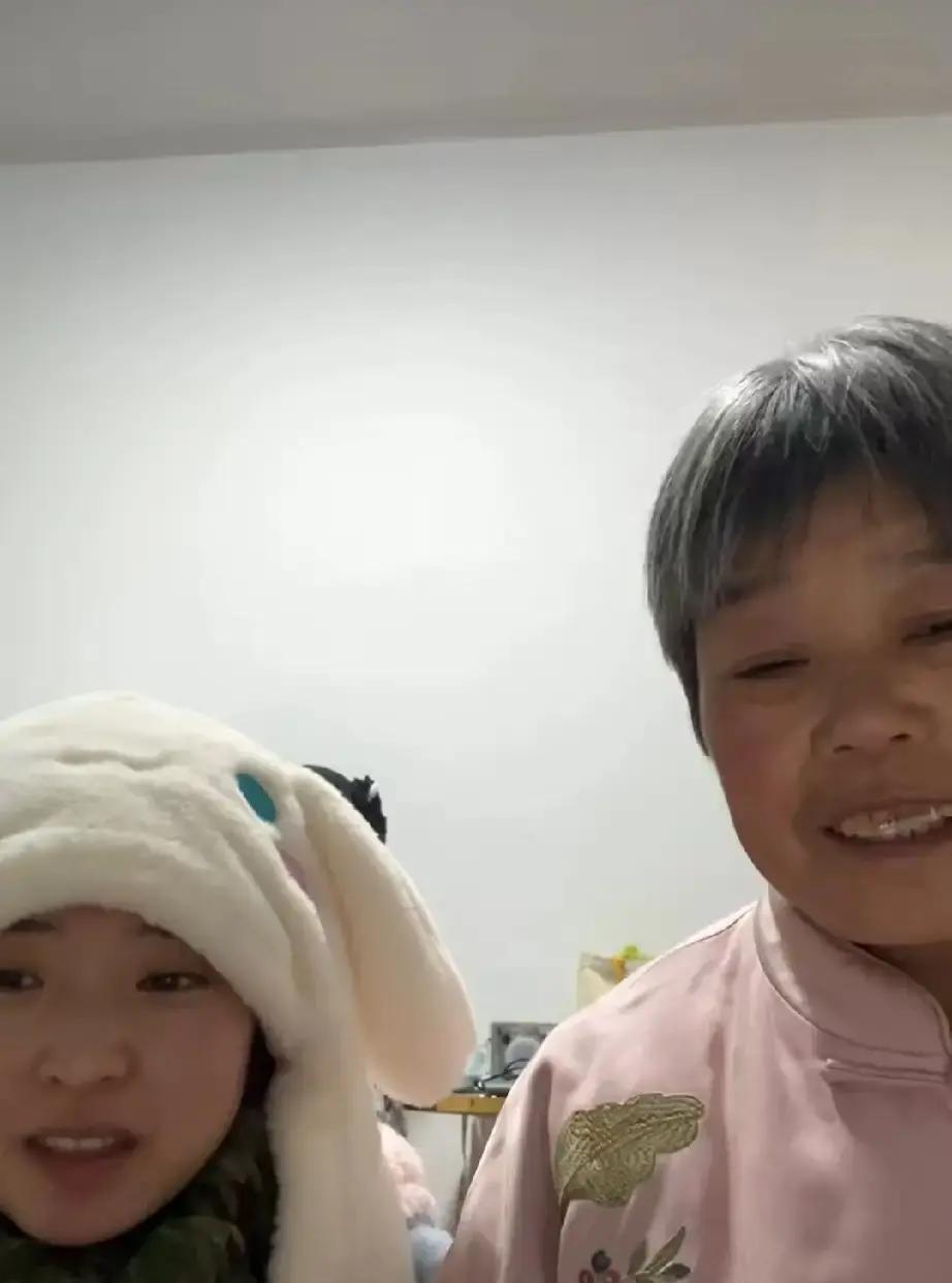 蒸个馒头，也能被全网骂演戏。
大年初四，罗大美一家直播日常。
弹幕突然刷屏“演够