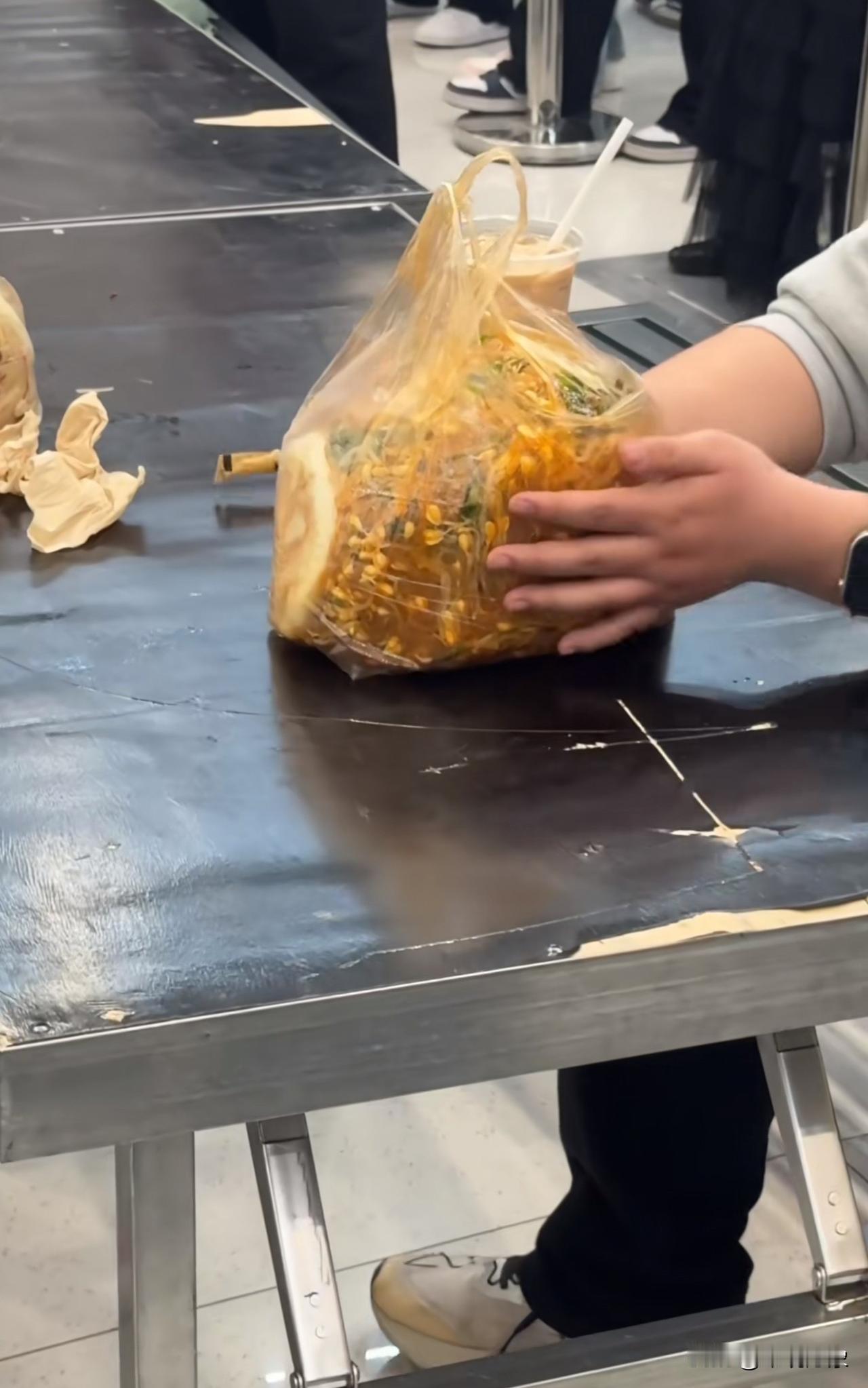 陕西三原县 菜夹馍大赛！一位选手的表现[捂脸]菜夹馍大赛 陕西 ＃三原