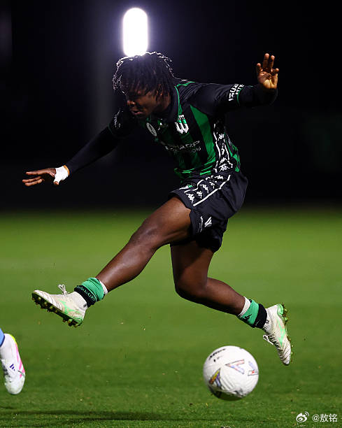 U22国足VS澳大利亚U23 澳大利亚的左边锋阿贝尔-瓦拉蒂看起来挺猛，身体素质