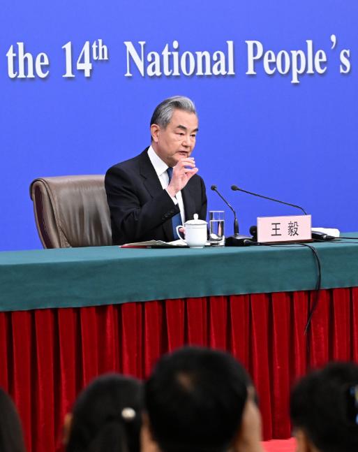 美国踏实了，中国给信号
北京时间3月8日，中国外交部长王毅在回答关于中美关系的提