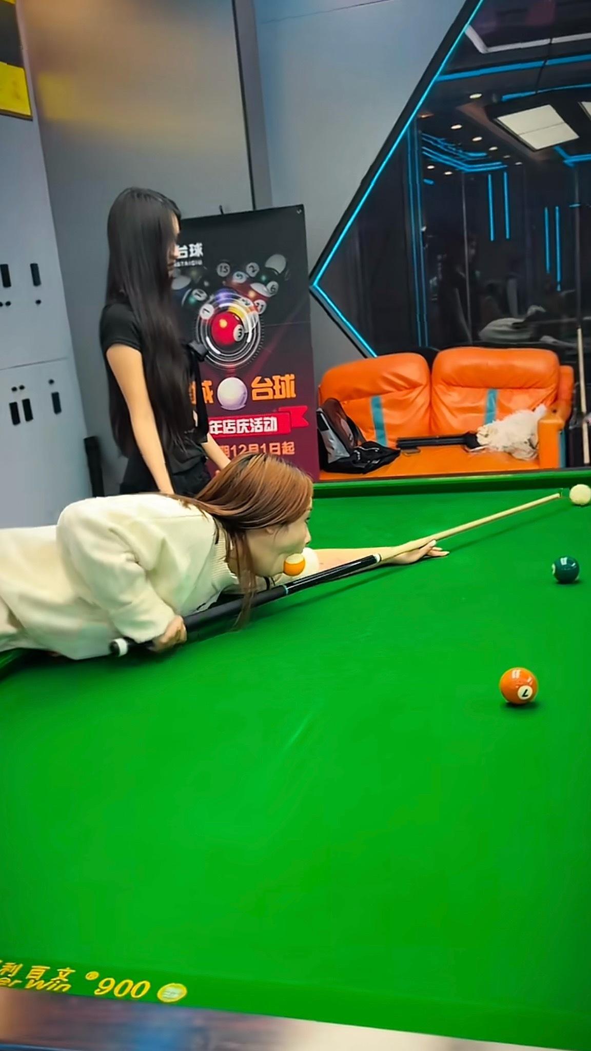 嘴里也可以叼着台球啊🎱 