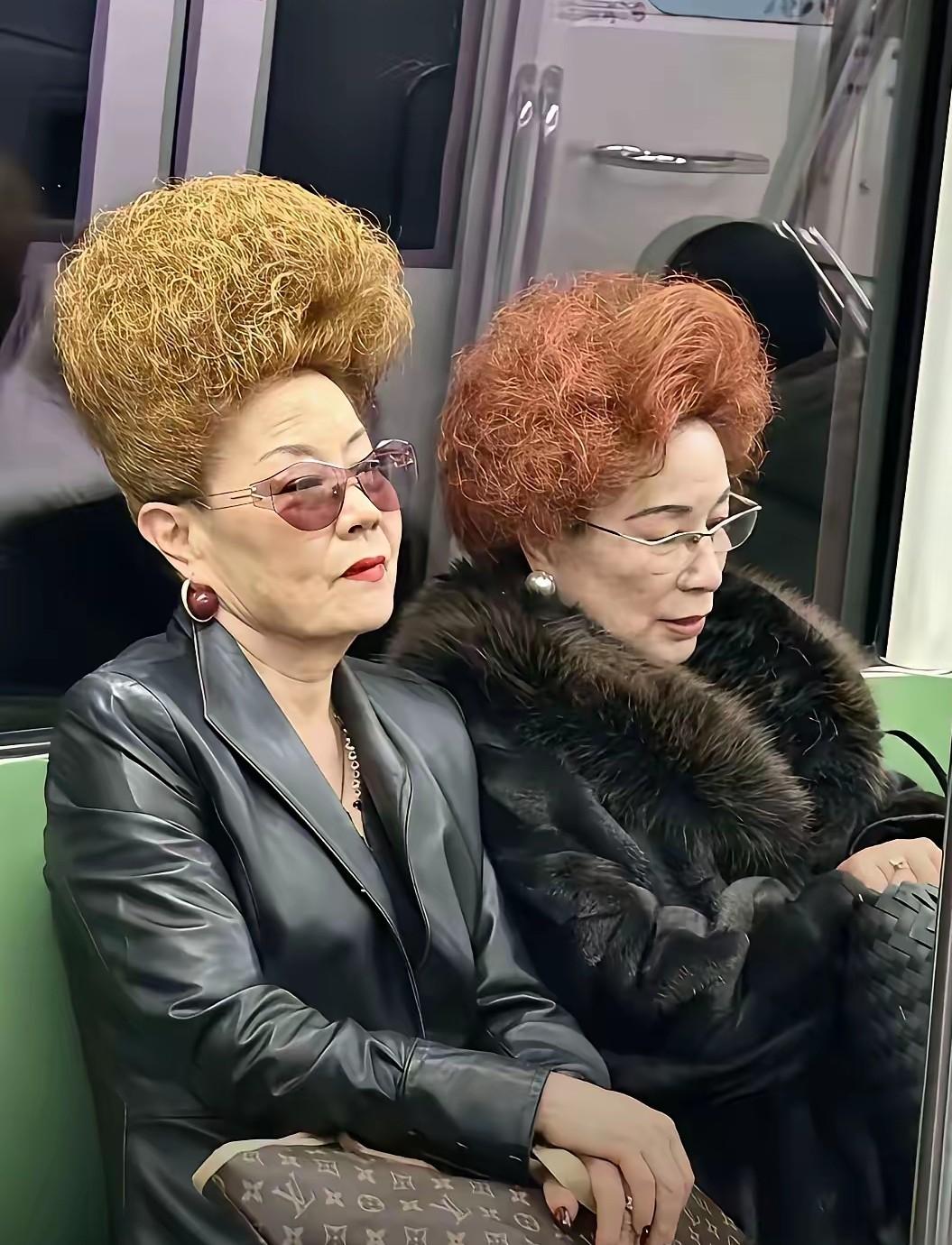 这是时尚吗，还是耍妖？现在的中年大妈都那么潮吗？在地铁上看到两位中年大妈，一个把