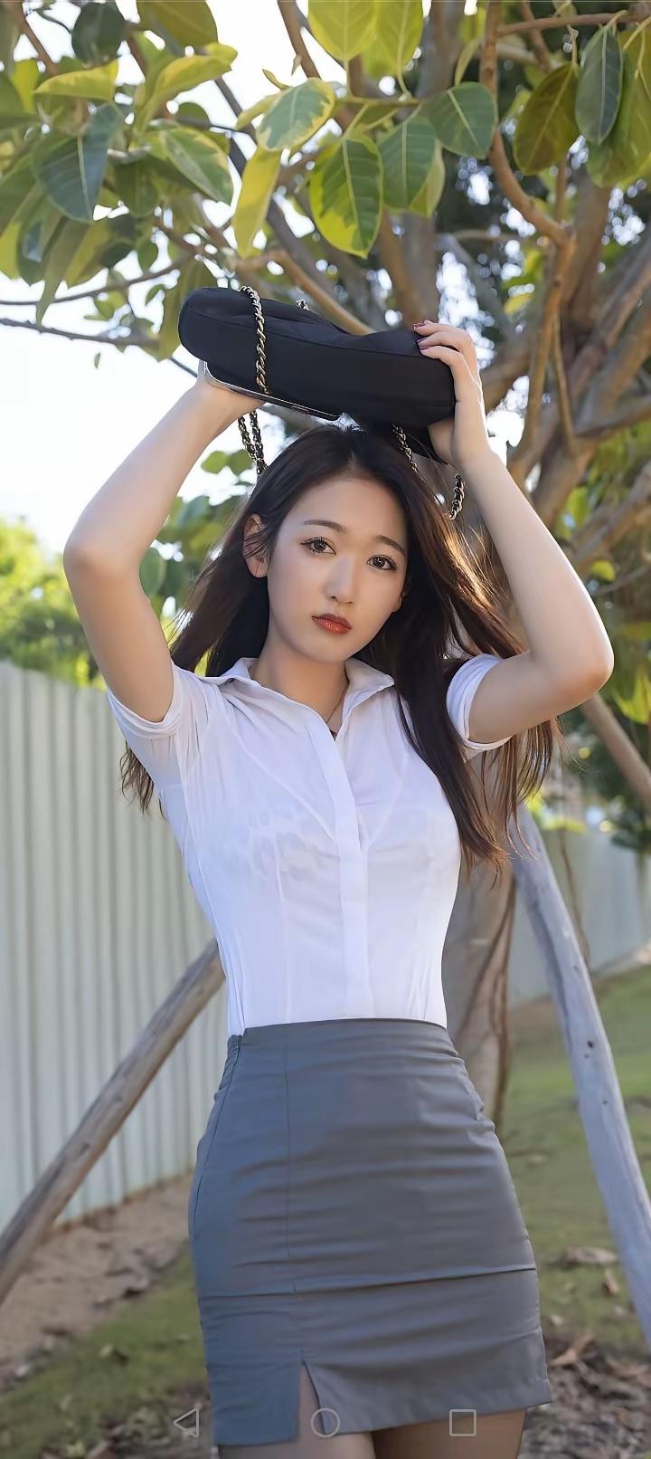 白衬衫+灰色短裙，简约优雅，气质满分！👗💄