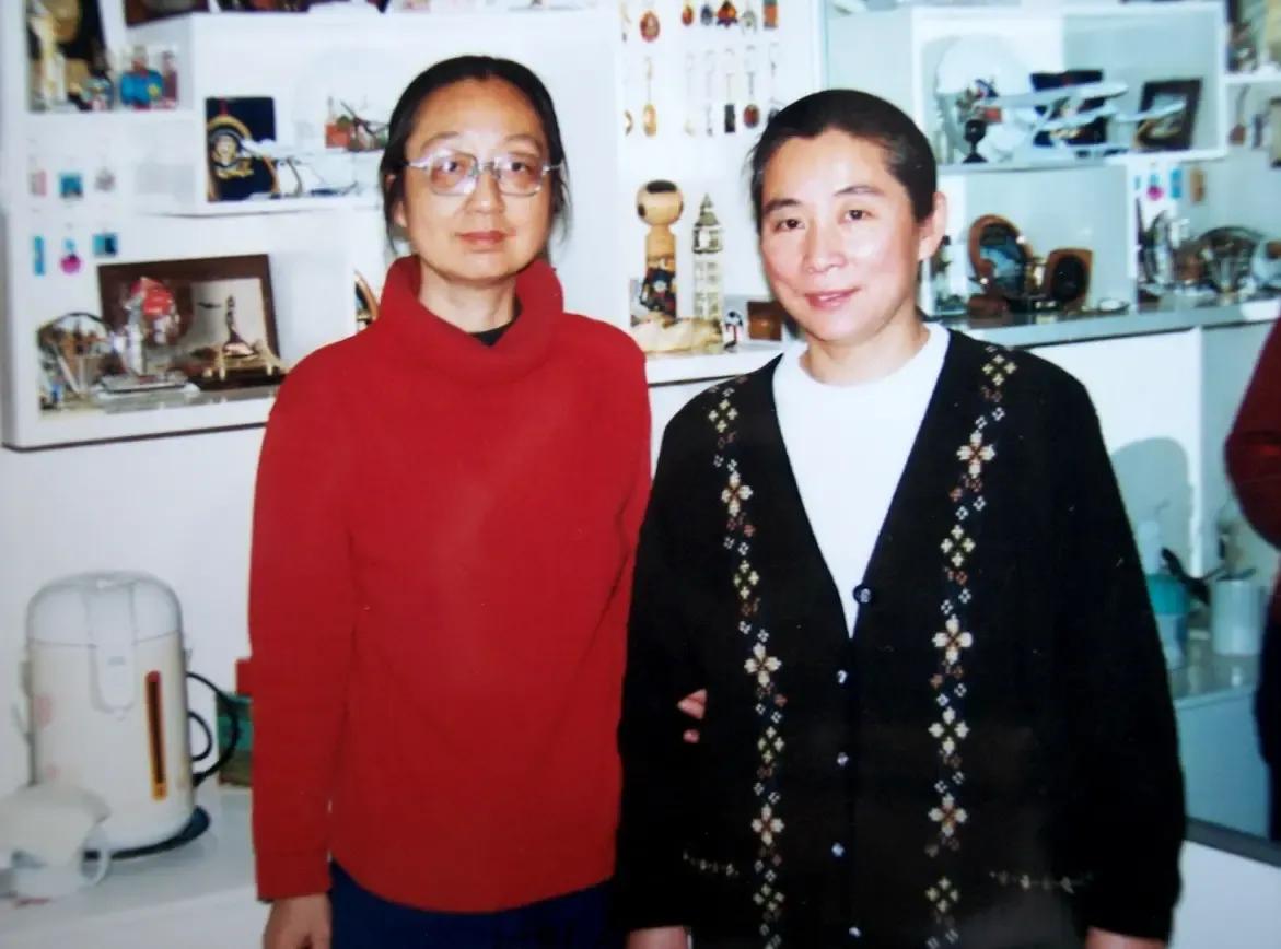 这是90年代，林豆豆和作家舒云，在家中留下的一张合影，镜头中的林豆豆看起来精神状